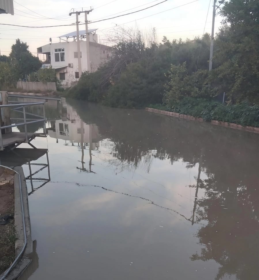 ارتفاع منسوب مياه قناة الملك عبدالله واجراءات تمنع مداهمتها للمنازل