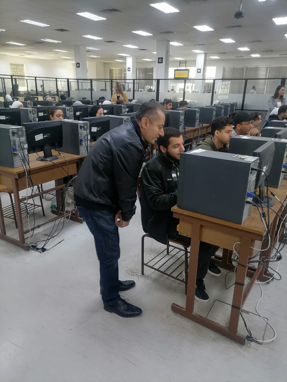 نائب رئيس الأردنية يتفقد امتحانات منتصف الفصل