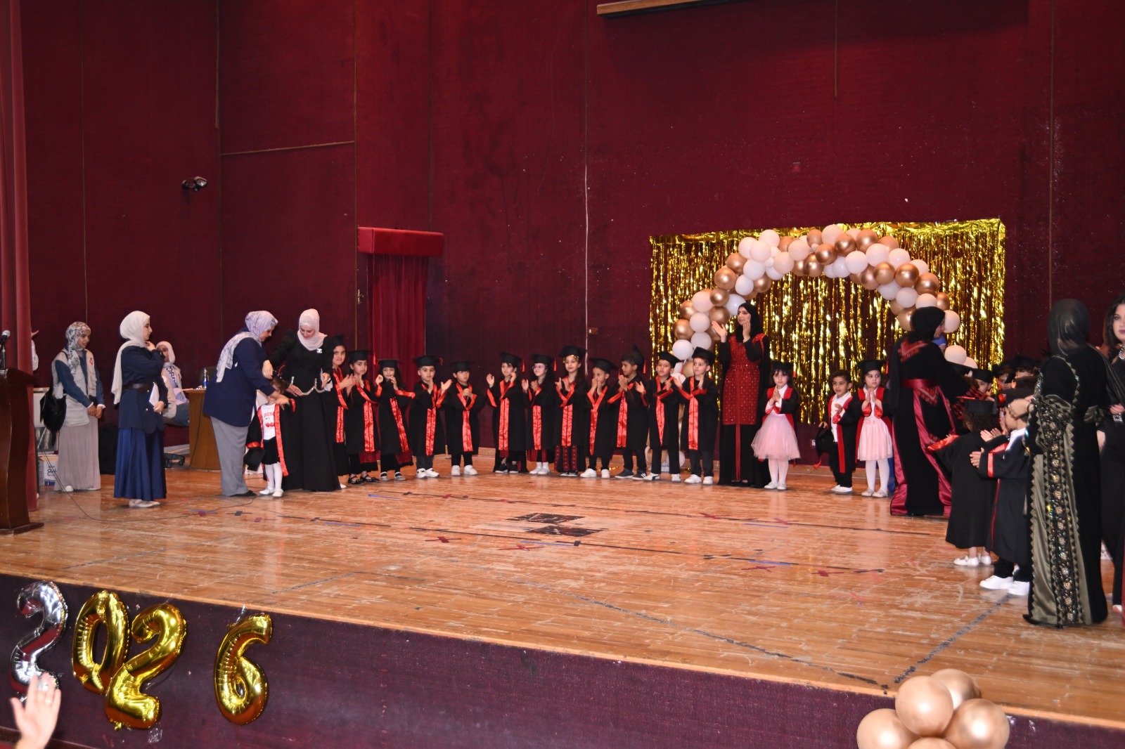 الجامعة الهاشمية تحتفل بتخريج أطفال الحضانة والروضة