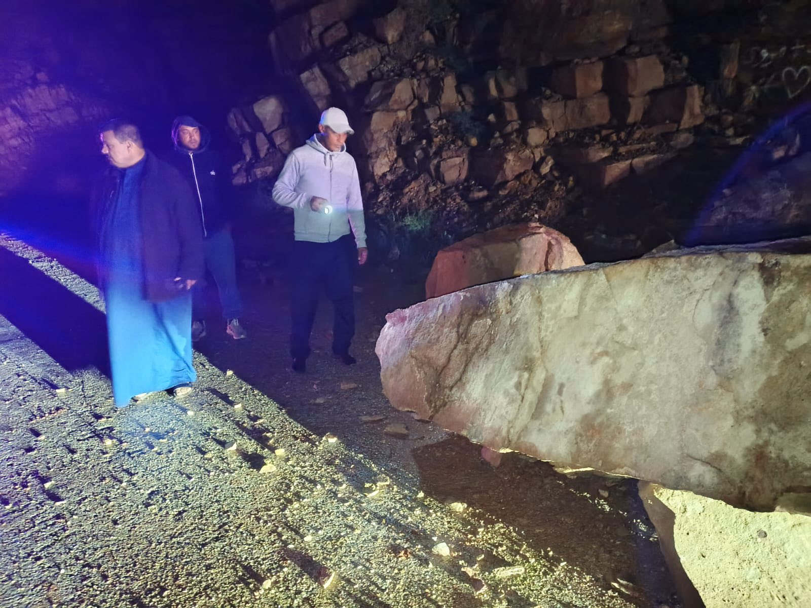 إزالة انهيار صخري على طريق البحر الميت 