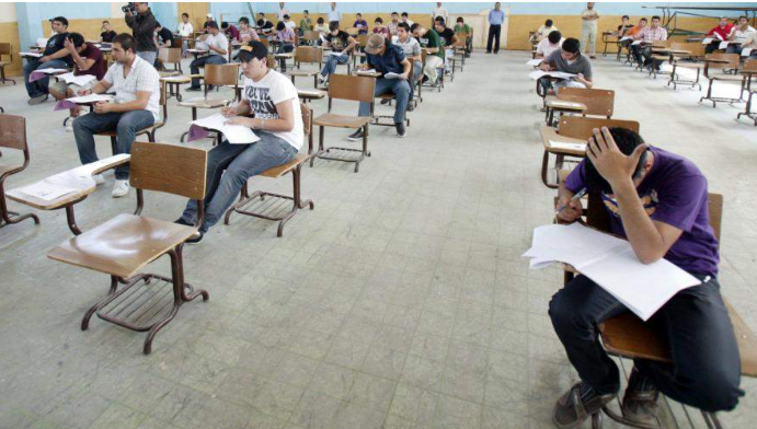 طلبة التوجيهي يشكون صعوبة اختبار الكيمياء