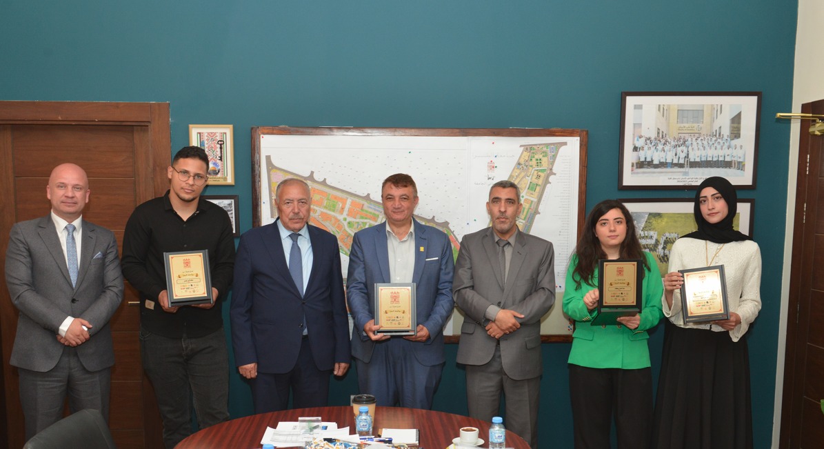 رئيس مجلس أمناء جامعة البترا يكرّم الفريق الفائز بذهبية المعرض الوطني للعلوم النووية 