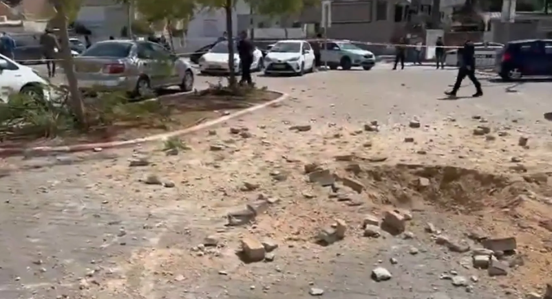 صواريخ إيرانية تتسبب في أضرارُا مادية في تل أبيب 