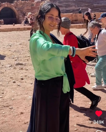 الممثلة سلمى حايك تزور البترا وتعلّق أتجول في عجائب الأردن القديمة