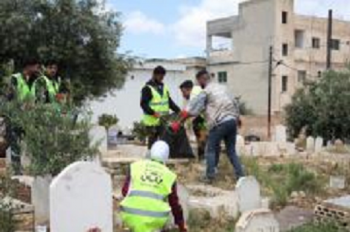 جامعة إربد الأهلية تقوم بمبادرة تطوعية لتنظيف مقابر بلدة الصرح في محافظة إربد