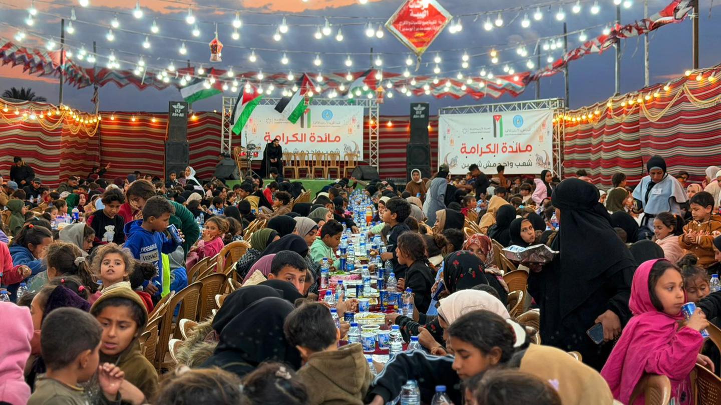 الهيئة الخيرية والحملة الأردنية تقيمان إفطارًا جماعيًا لـ 800 عائلة غزية 