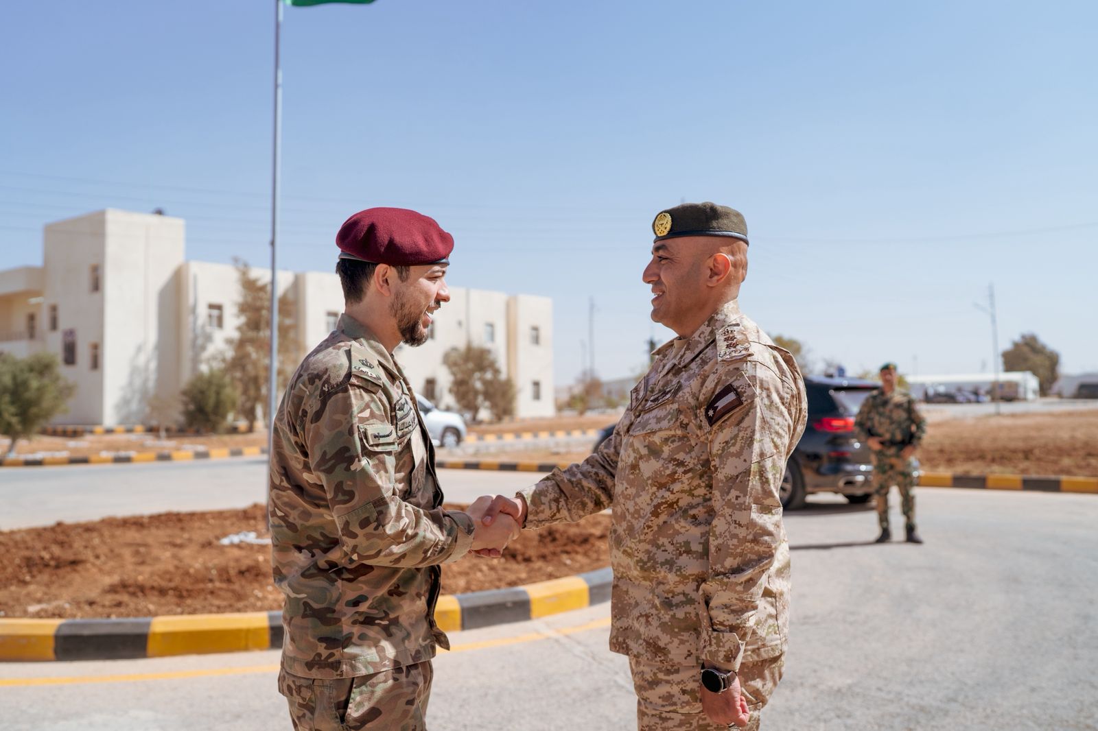 ولي العهد يزور مركز تدريب خدمة العلم في معسكر شويعر