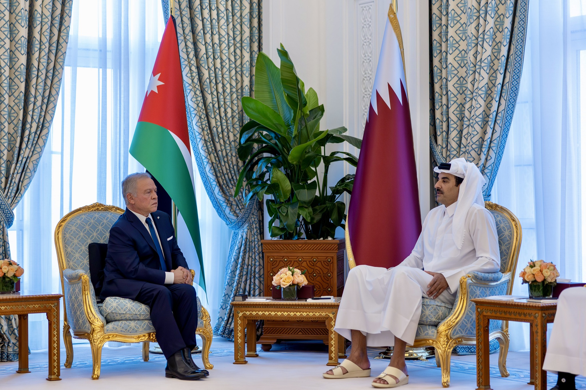 الملك وأمير دولة قطر يبحثان المستجدات الخطيرة في المنطقة