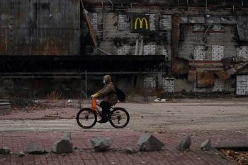 أوكرانيا تتهم الجنود الروس بسرقة دراجات السكان