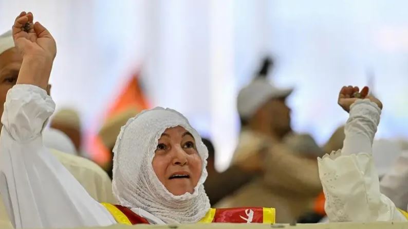 الحجاج يرمون الجمرات الثلاث في أول أيام التشريق