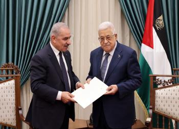 عباس يقبل استقالة رئيس الوزراء اشتية 