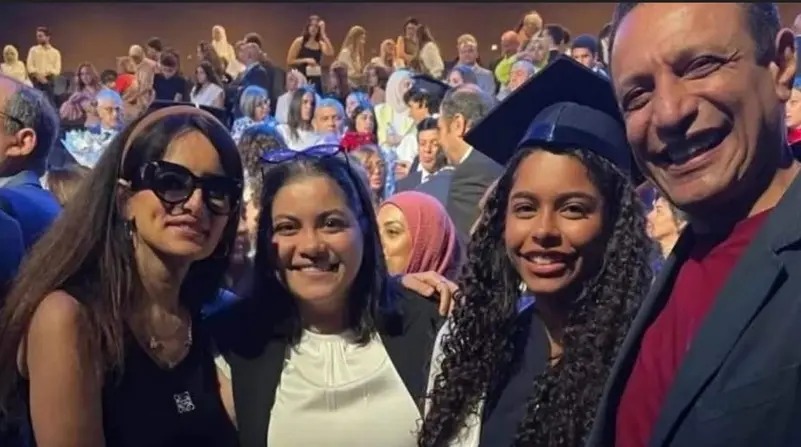 صور لتخرج ابنة شيرين عبدالوهاب مع زينة ووالدها ..  والفنانة لم تظهر
