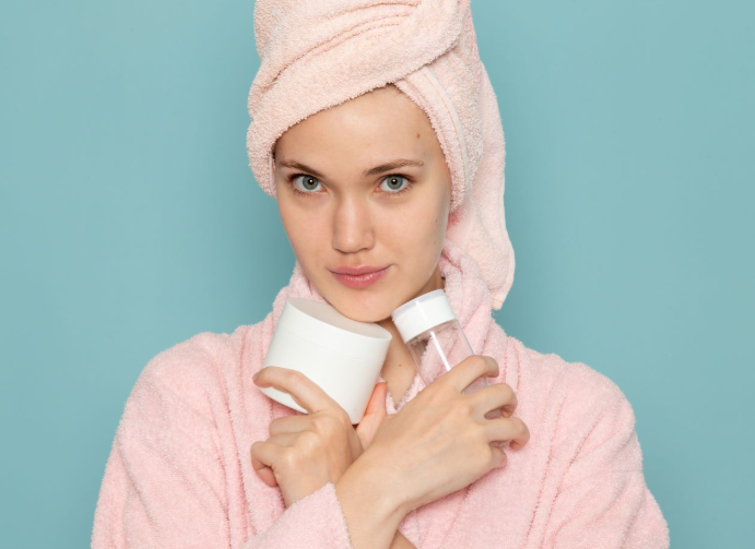 هل الاستحمام بالماء البارد مفيد للبشرة؟ وماذا عن الماء الساخن؟