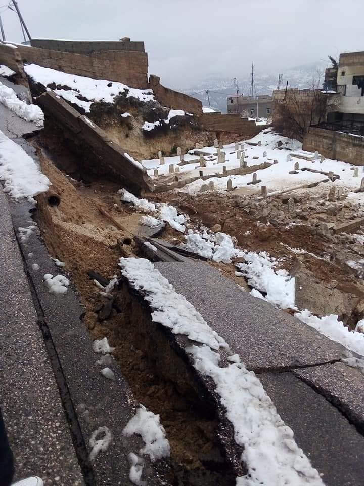 انهيار أجزاء واسعة من سور المقبرة الاسلامية في عنجرة