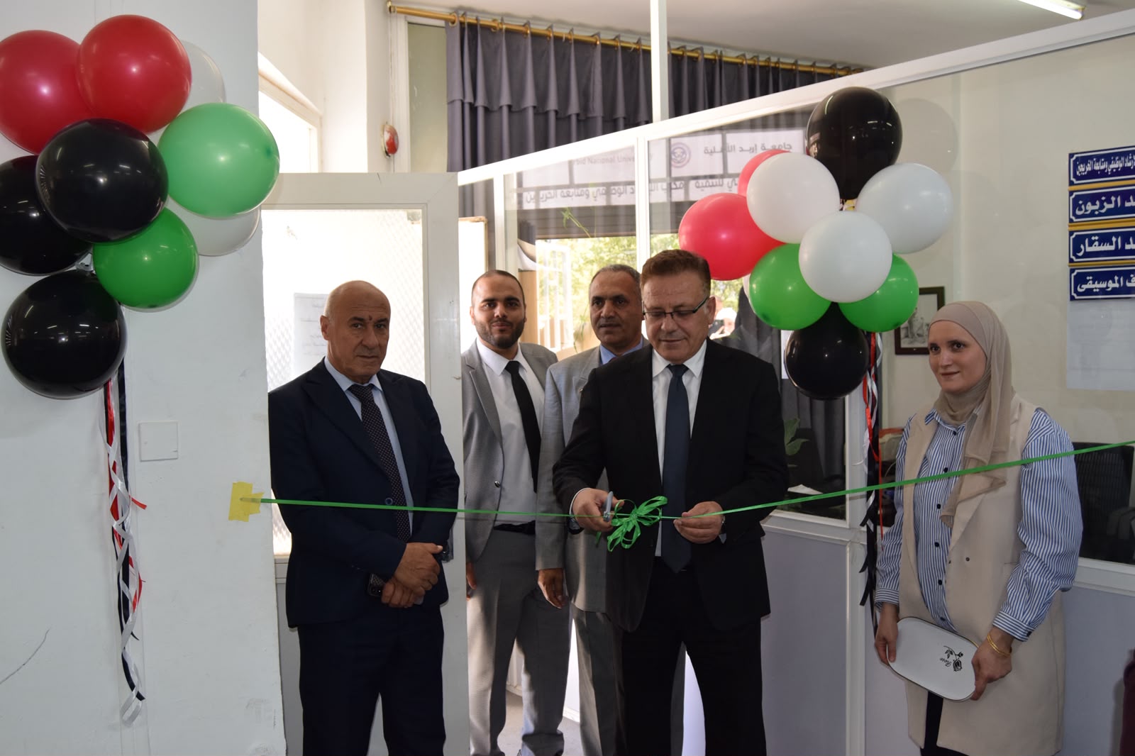 رئيس جامعة إربد الأهلية يَرعى افتتاح معرض مشاريع التخرج السنوي لطلبة قسم التصميم الجرافيكي