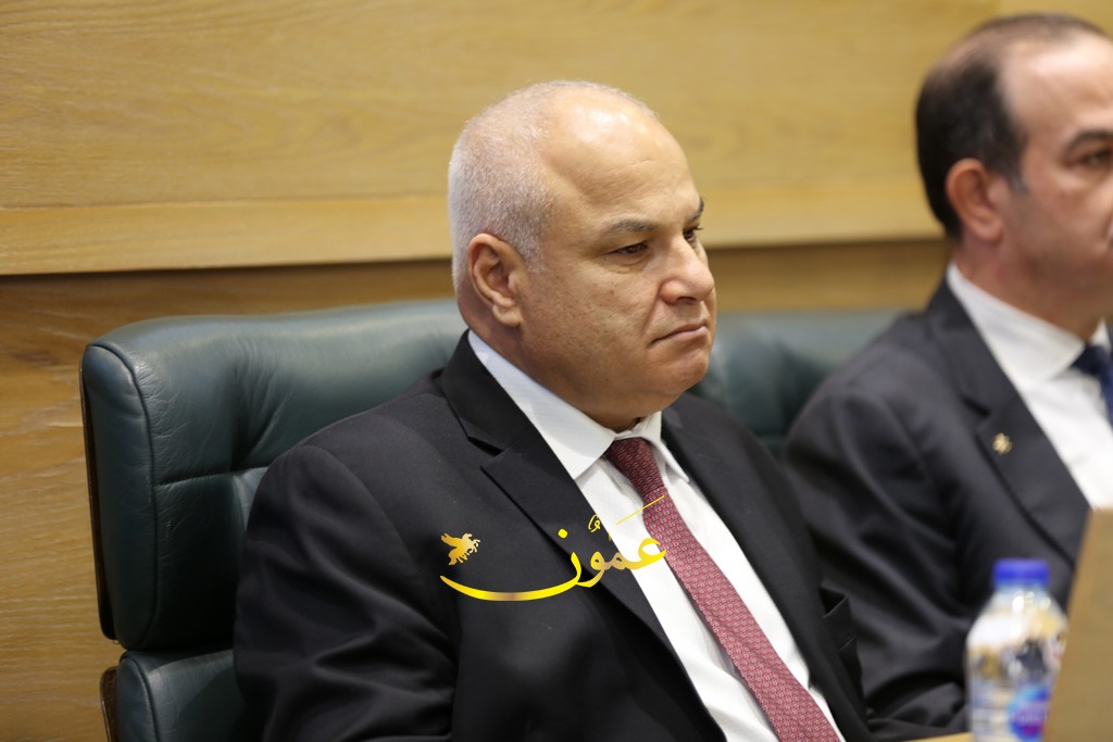 حسان يطلب من وزير العمل تقديم استقالته بسبب عطاءات تقدم لها نجله