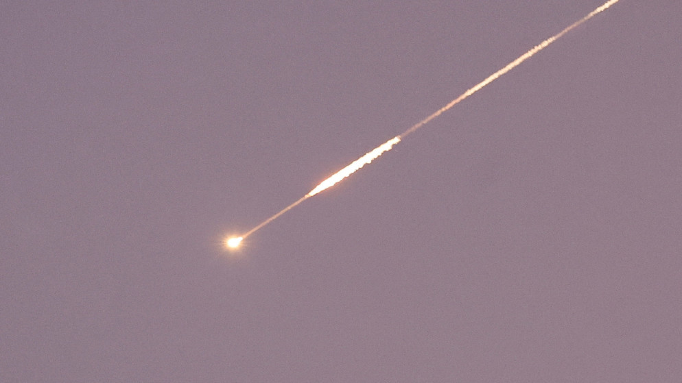 إطلاق صواريخ إيرانية باتجاه إسرائيل ..  ودوي انفجارات في حيفا والجليل