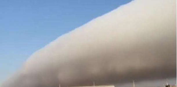 ظهور سحابة أسطوانية في سماء سلطنة عمان