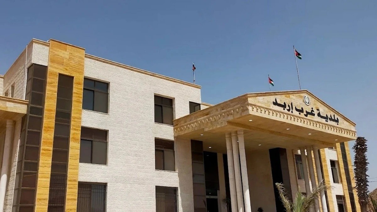 بلدية غرب إربد تستكمل تركيب أنظمة طاقة شمسية بقدرة 114 كيلوواط ذروة