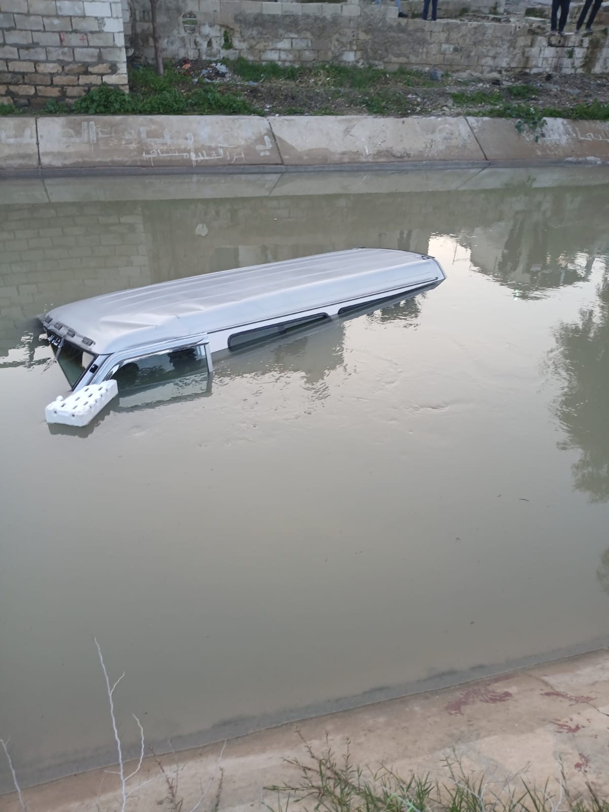 انتشال مركبة سقطت في قناة الملك عبدالله 
