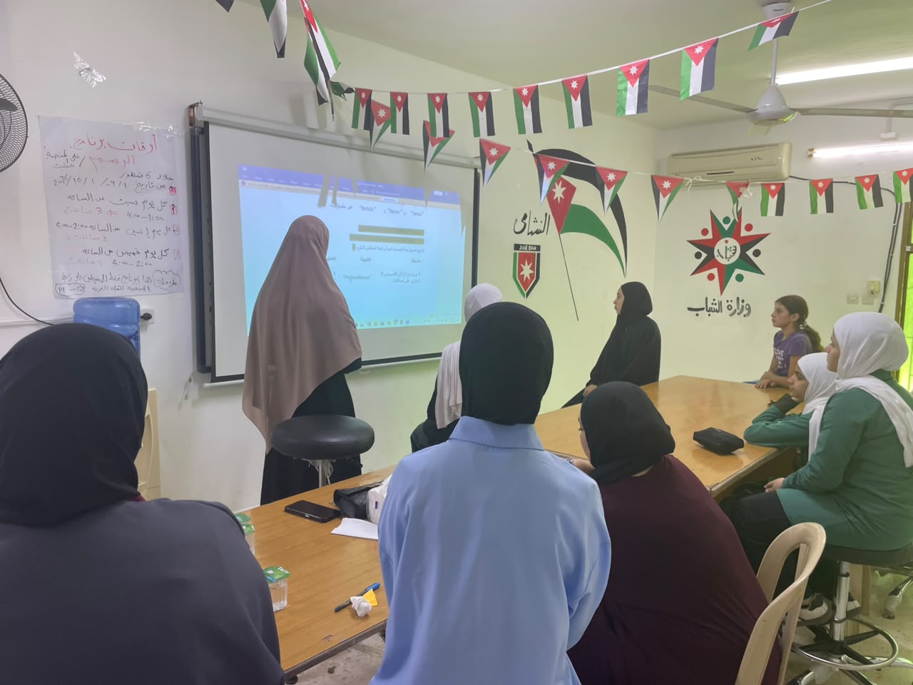 مركز شابات جديتا ينفذ دورة في لغة بايثون والذكاء الاصطناعي.