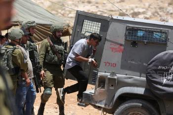 الاحتلال يعتقل 25 فلسطينيا من الضفة الغربية