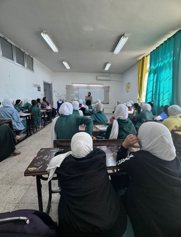 مركز شابات العدنانية ينظم نشاطًا تطوعيًا للنظافة في مدرسة العدنانية الأساسية