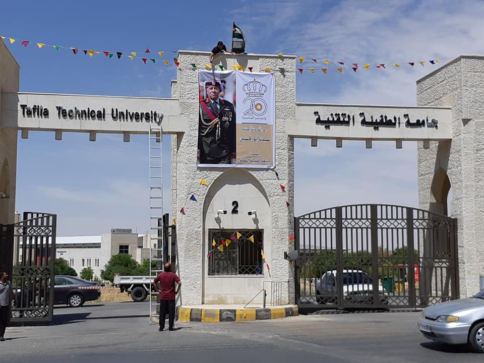 الطفيلة التقنية تحول محاضرات الطلبة إلى نظام التعلم عن بعد 