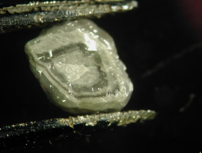 يتفوَّق على الألماس العادي ..  ما «الألماس السداسي»؟