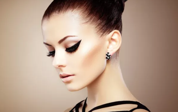 الفرق بين الكحل الجيل والكحل السائل ..  أيهما الأنسب لمكياجك؟