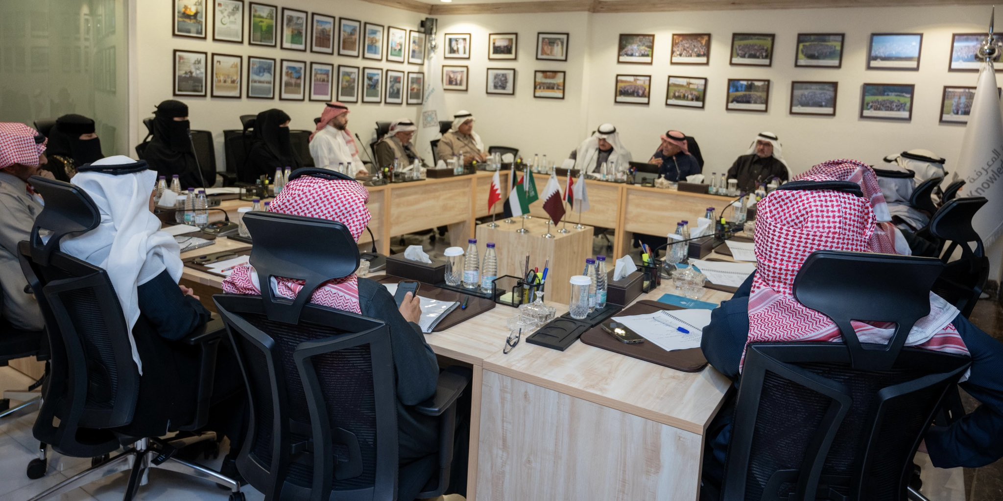 مركز الخليج للأبحاث يعقد ندوة الطاولة المستديرة بعنوان التأزّم في تاريخ الحضارة الغربي