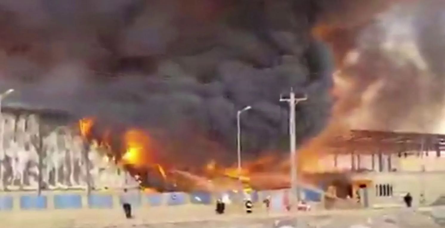 غارات تستهدف مجمعا للبتروكيماويات قرب شيراز جنوب إيران