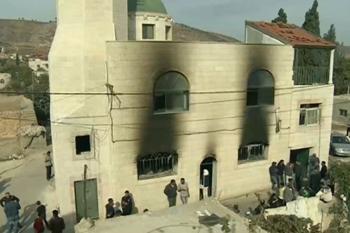 مستوطنون يحطمون نوافذ مسجد ويحرقون مركبة في نابلس