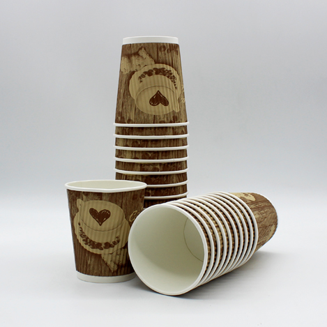 أردني يخترق عالم رجال الاعمال بكاسات الكرتون