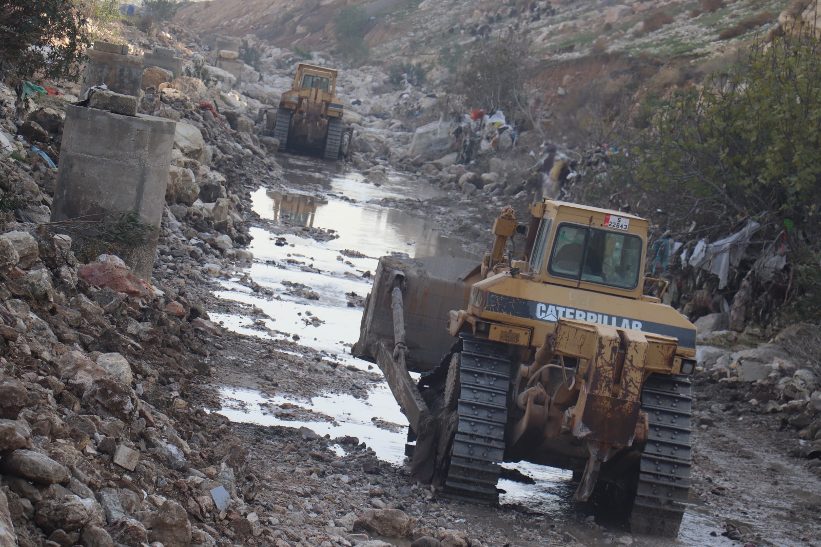 الرصيفة: حواجز اسمنتية على اطراف السيل وخط تصريف لمياه الامطار 