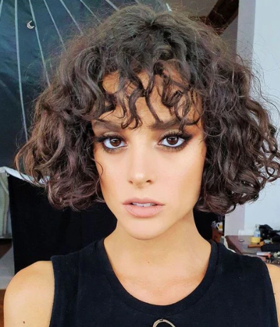 أفضل تسريحات شعر تخفي الفراغات وتمنحك مظهراً أكثر كثافة وأناقة بلمسات ذكية