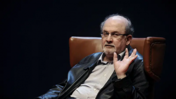 نجل سلمان رشدي: رغم جروحه الخطيرة أبي متمسك بروح الدعابة