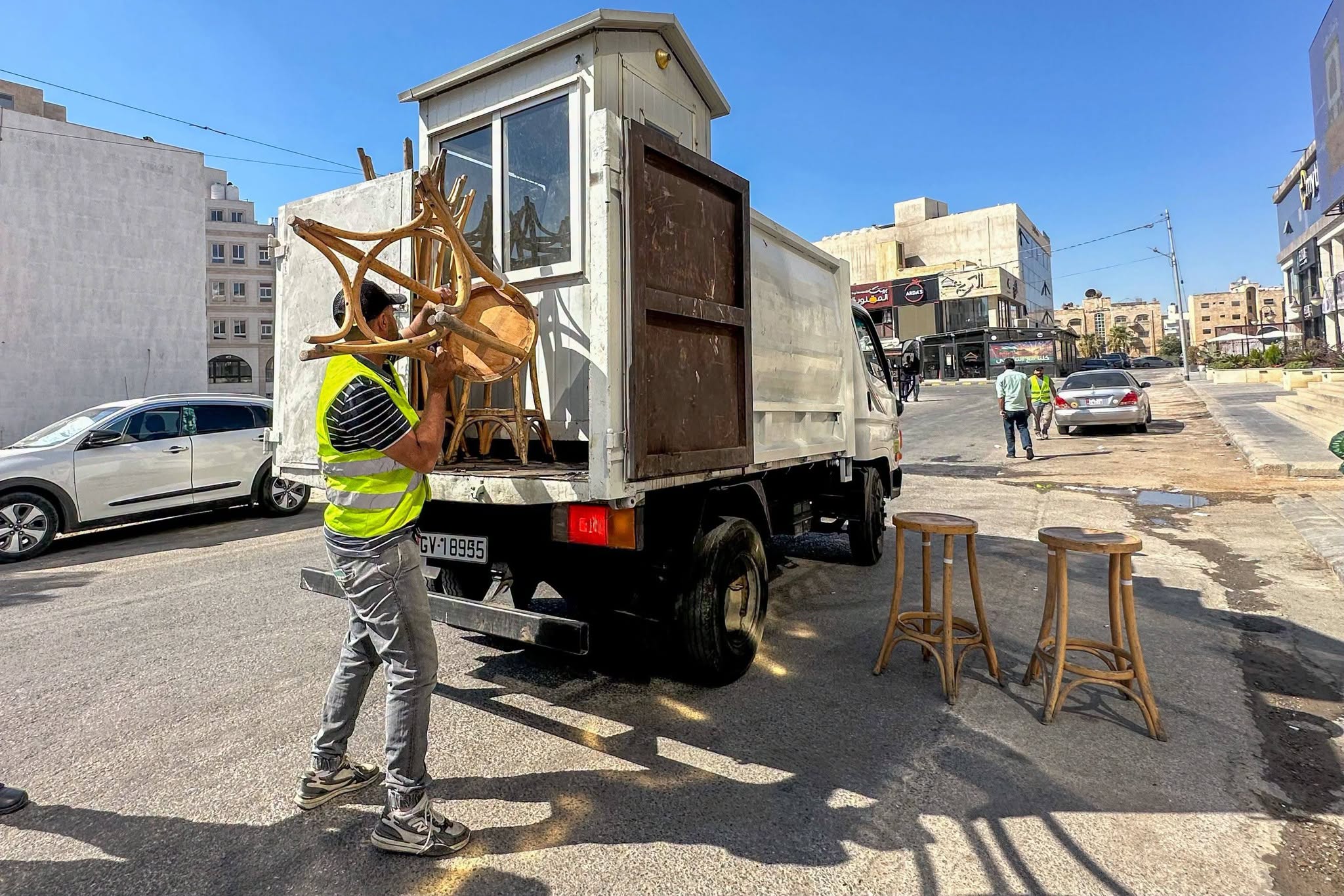 الأمانة تواصل إزالة العوائق من الشوارع والارصفة