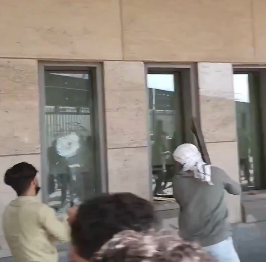 باكستان ..  8 قتلى باقتحام القنصلية الأمريكية في كراتشي