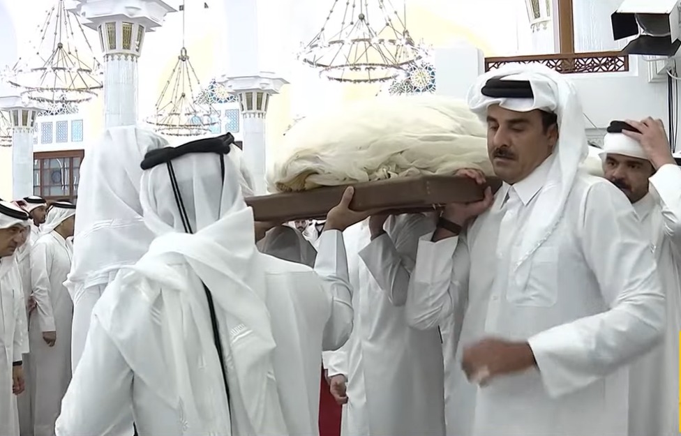 أداء صلاة الجنازة على الشيح حمد آل ثان بحضور نجله أمير قطر 