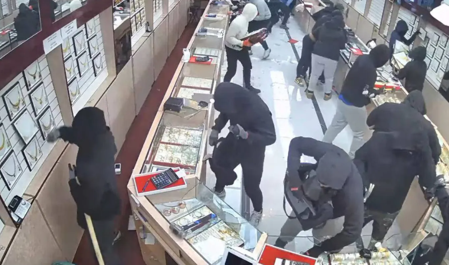 في 70 ثانية ..  لصوص يسرقون مجوهرات بـ1.7 مليون دولار من متجر أميركي