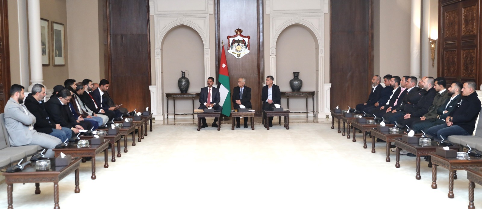 العيسوي يلتقي وفدا شبابيا