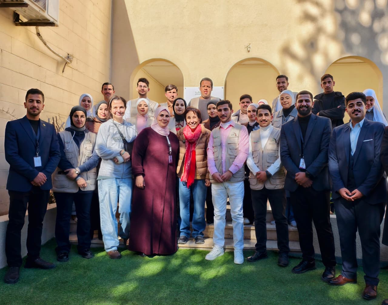 الأميرة بسمة تسلم مساعدات حملة البر والإحسان في معان