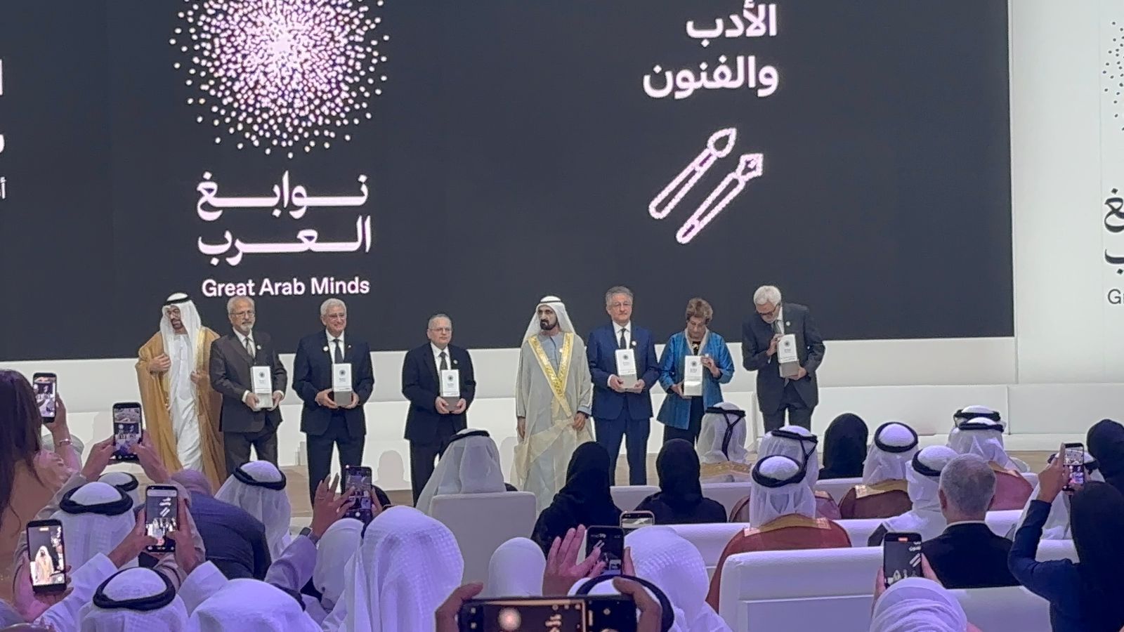 الشيخ محمد بن راشد يكرم الفائزين بجائزة «نوابغ العرب»