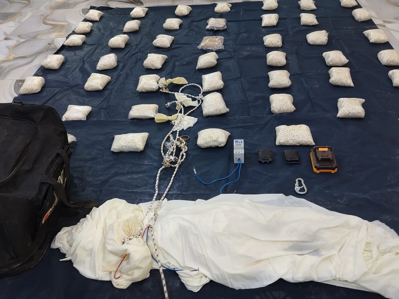 إحباط محاولة تهريب مخدرات بواسطة بالونات عبر المنطقة الشرقية 