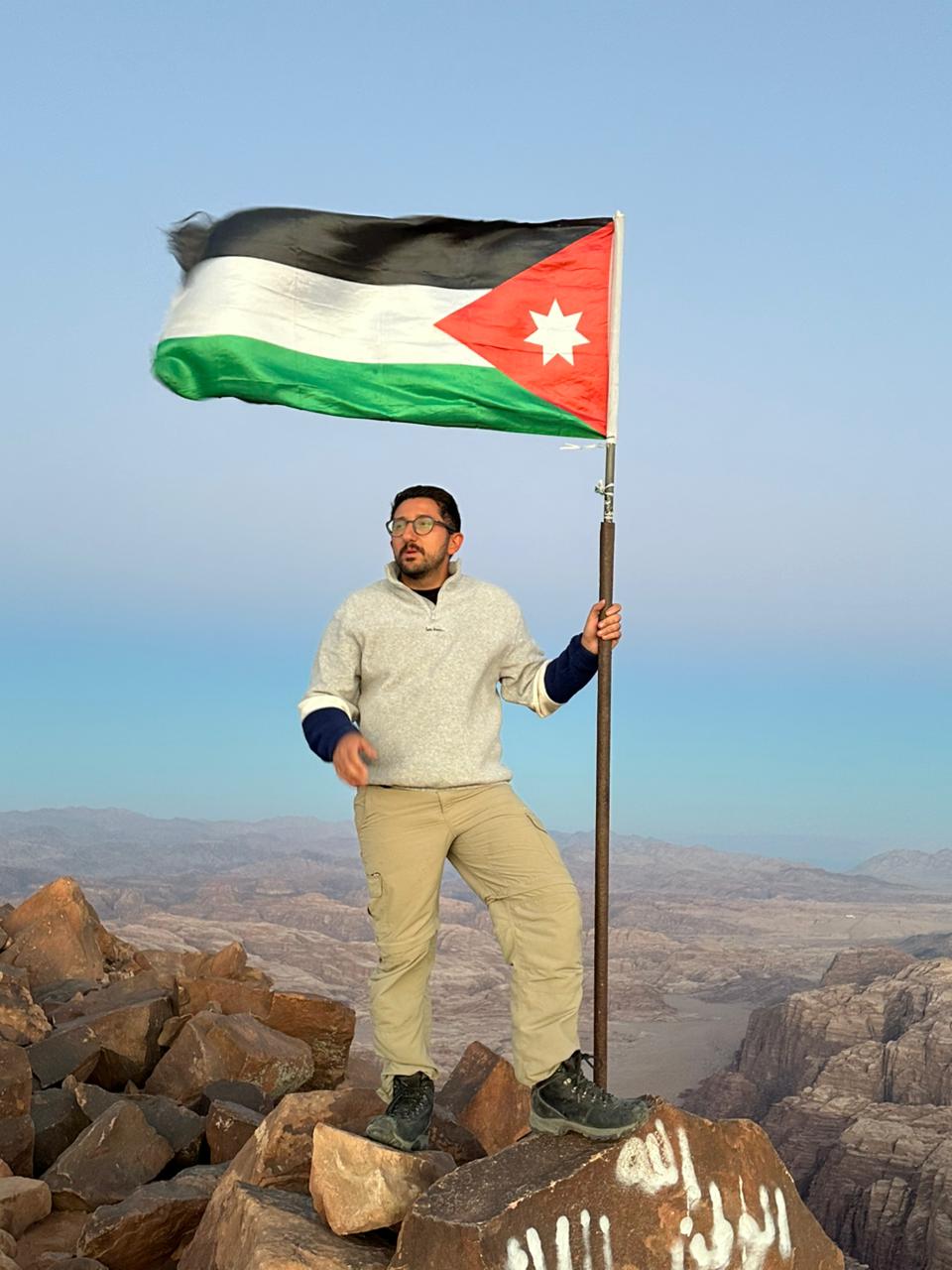 شابان يتسلقان قمة أم الدامي أعلى جبال الأردن فجر عيد الأضحى  