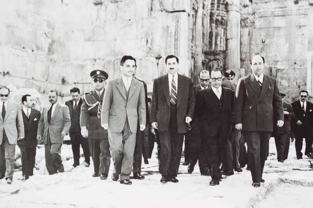 صورة تاريخية ..  الملك الحسين بن طلال في بعلبك الأثرية