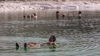 خبراء بيئيّون يحذرون من جفاف البحر الميت 