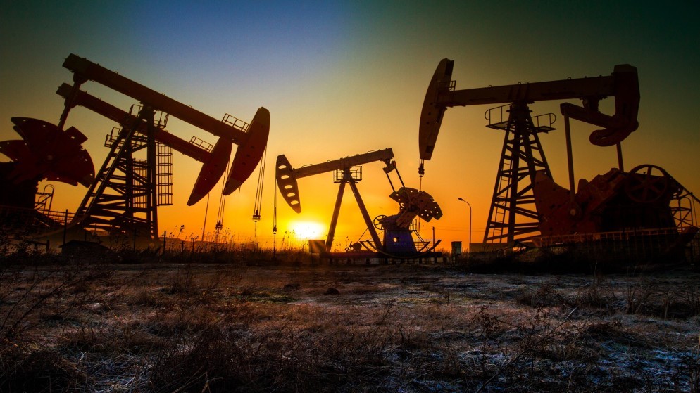 النفط يرتفع بفضل توقعات الطلب الأميركي على الوقود