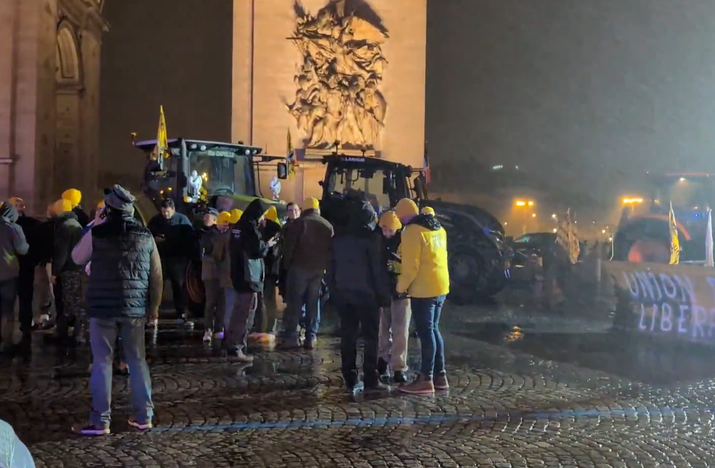 باريس ..  جرارات زراعية قرب برج إيفل احتجاجًا على اتفاقية 